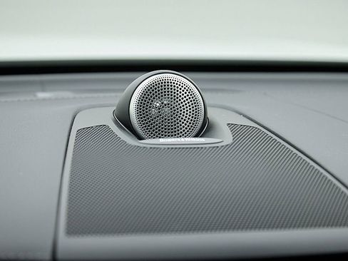 Certified 2023 Volvo XC60 B5 Ultimate w/ Climate Package image 18