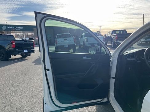 Used 2021 Volkswagen Tiguan SE image 29