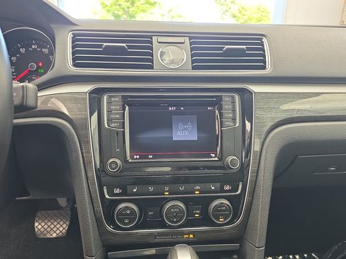 Used 2017 Volkswagen Passat 1.8T SE FWD image 19