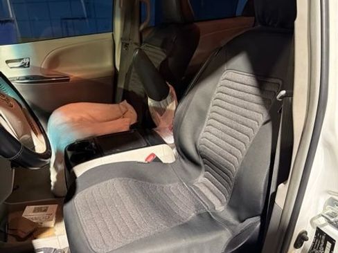 Used 2014 Toyota Sienna SE FWD image 13