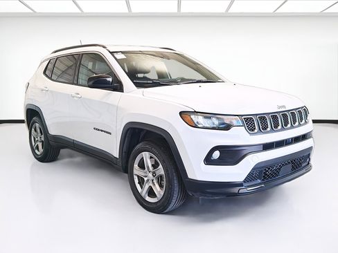 Used 2024 Jeep Compass Latitude image 3