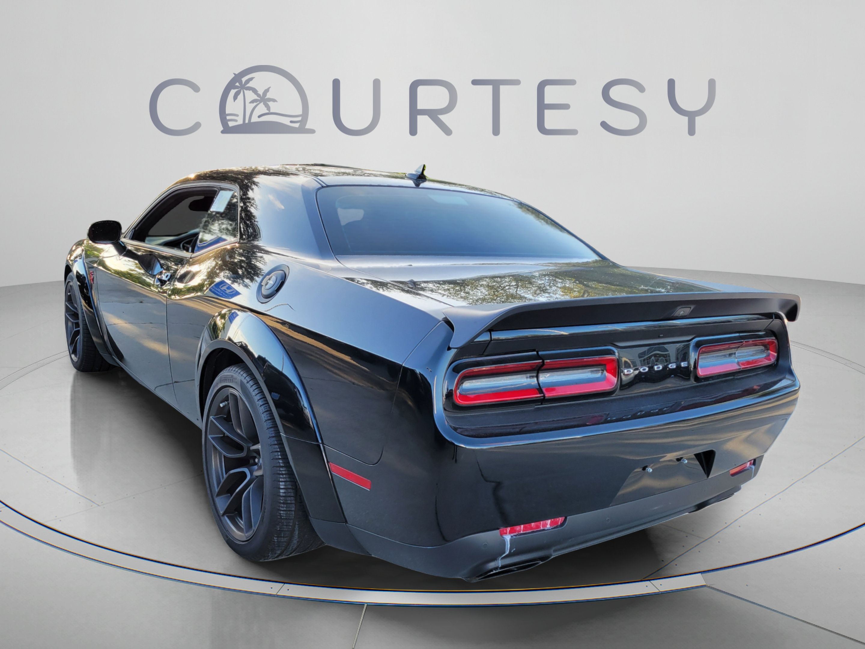 Used 2022 Dodge Challenger SRT Hellcat RWD image 2