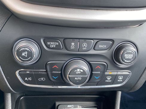 Used 2018 Jeep Cherokee Trailhawk w/ Cold Weather Group image 16