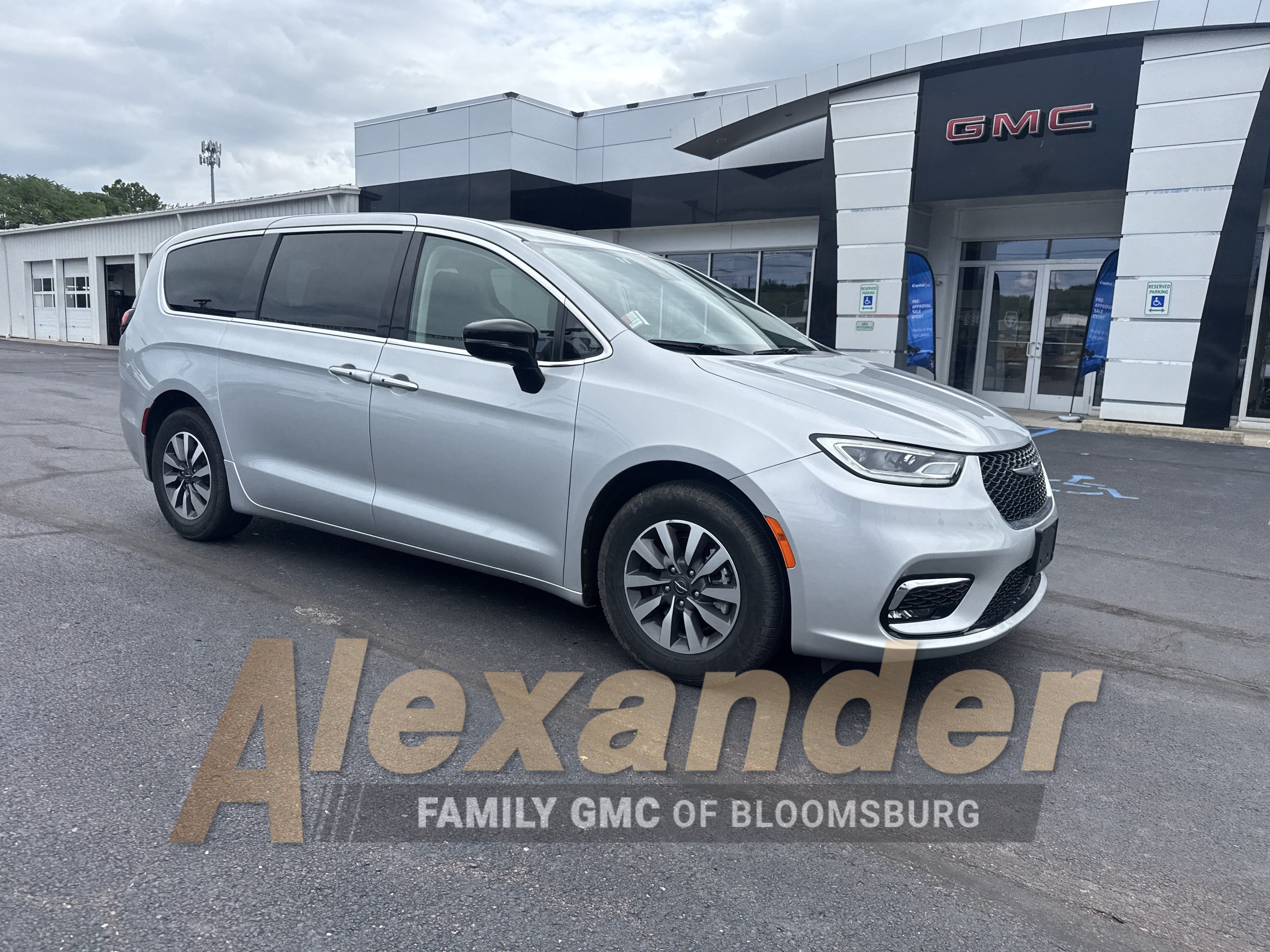 Used 2024 Chrysler Pacifica Limited FWD image 1