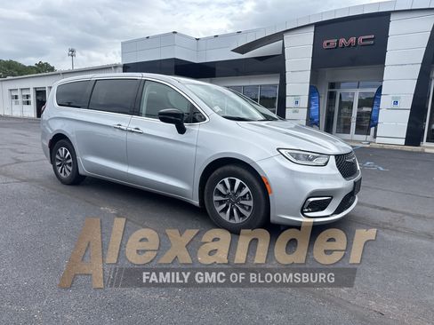 Used 2024 Chrysler Pacifica Limited FWD image 1
