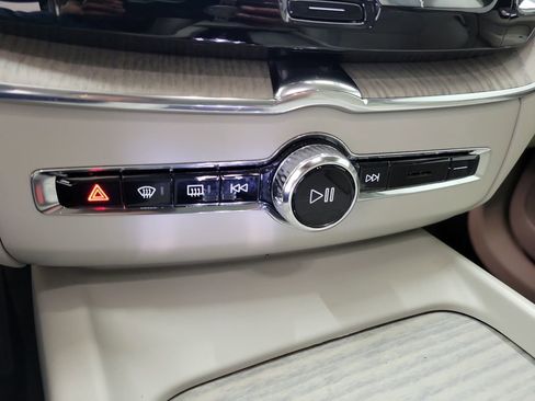 Certified 2023 Volvo XC60 B5 Ultimate w/ Climate Package image 30