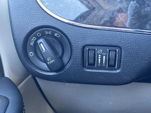 Used 2014 Chrysler Town & Country Touring image 31