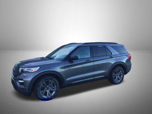 Used 2021 Ford Explorer XLT w/ Equipment Group 202A AWD/4WD image 2