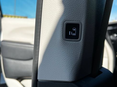 Used 2024 Chrysler Pacifica Touring-L FWD image 14