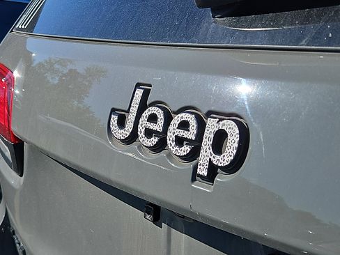 Used 2019 Jeep Grand Cherokee Altitude AWD/4WD image 10