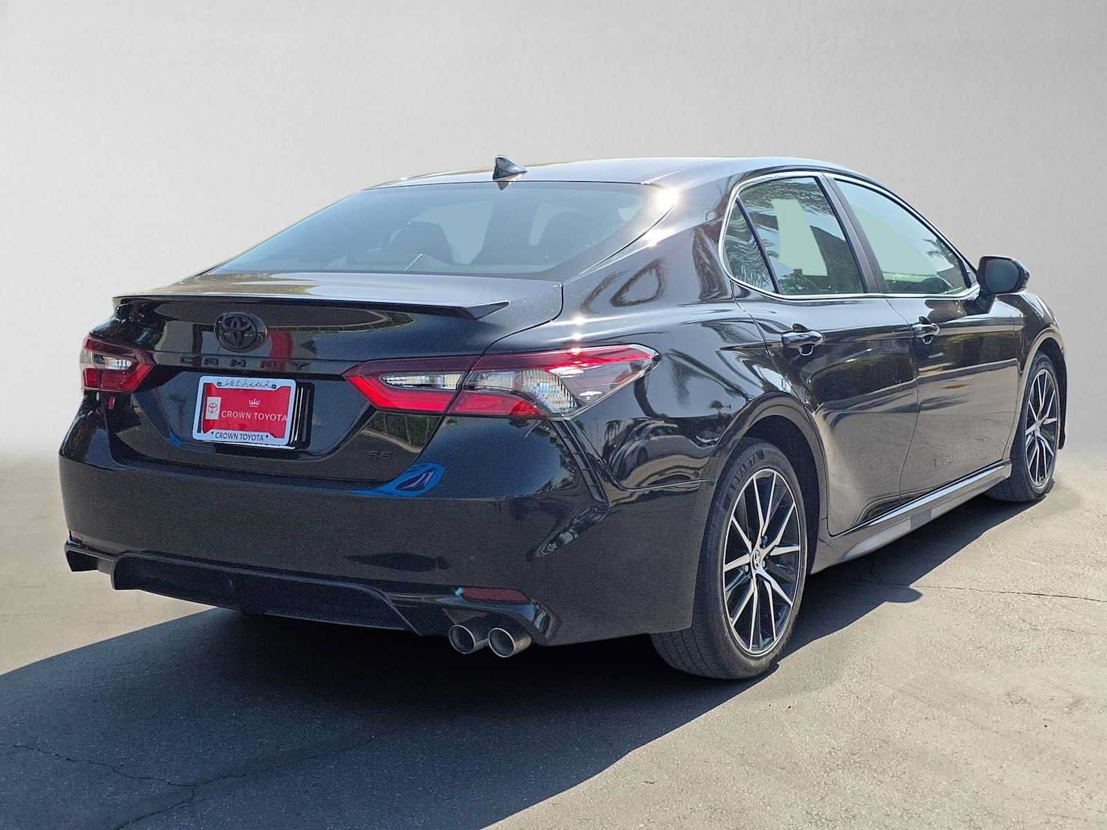 Used 2021 Toyota Camry SE FWD image 3