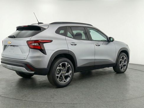 Used 2025 Chevrolet Trax LT FWD image 9