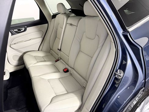 Used 2022 Volvo XC60 B5 Momentum image 38