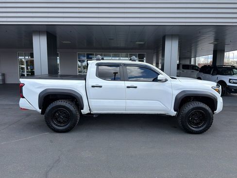 Used 2025 Toyota Tacoma TRD Off-Road image 8