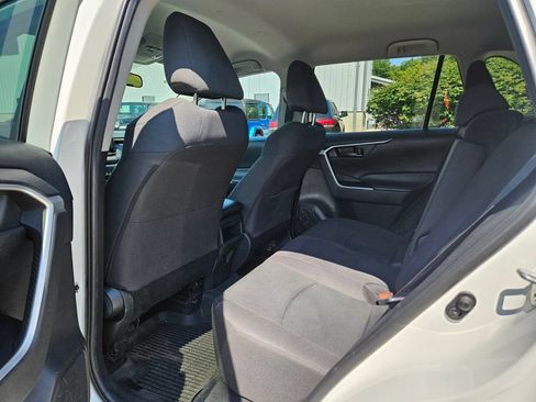 Used 2021 Toyota RAV4 LE AWD/4WD image 16