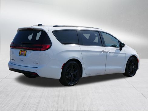 Used 2025 Chrysler Pacifica Limited FWD image 7