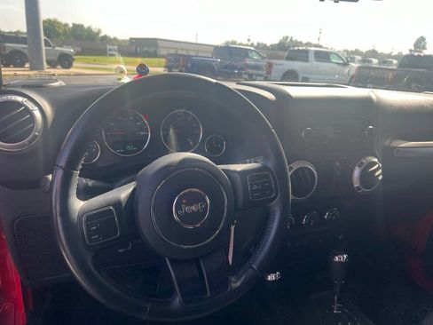 Used 2017 Jeep Wrangler Unlimited Sahara AWD/4WD image 9