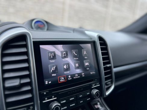 Used 2017 Porsche Cayenne Platinum Edition w/ Premium Package (PJV) image 19