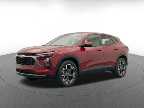 Used 2025 Chevrolet Trax LT FWD image 3