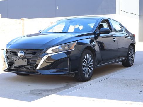 Used 2025 Nissan Altima 2.5 SV AWD/4WD image 2