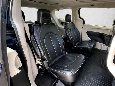Used 2018 Chrysler Pacifica Limited w/ Advanced Safetytec Group FWD image 26