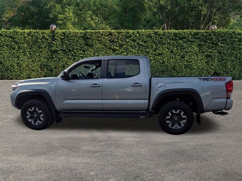 Used 2017 Toyota Tacoma TRD Sport image 6
