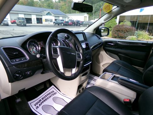 Used 2016 Chrysler Town & Country Touring image 13