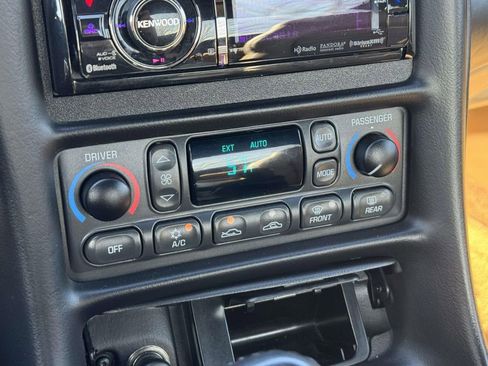 Used 2004 Chevrolet Corvette Coupe w/ Roof Package image 23