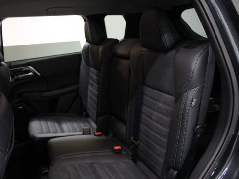 New 2025 Mitsubishi Outlander SE image 25