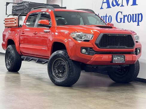 Used 2017 Toyota Tacoma TRD Sport image 1