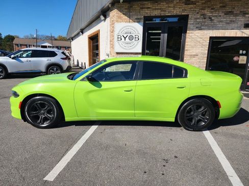 Used 2019 Dodge Charger SXT image 2