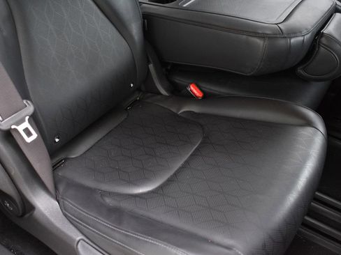Used 2025 Kia Carnival FWD image 27