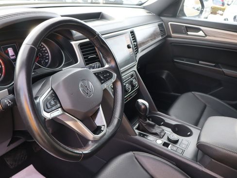 Used 2020 Volkswagen Atlas Cross Sport SE w/ Panoramic Sunroof Package image 9