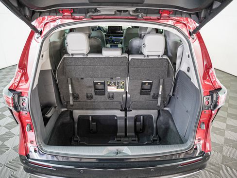 Used 2024 Toyota Sienna Limited image 5