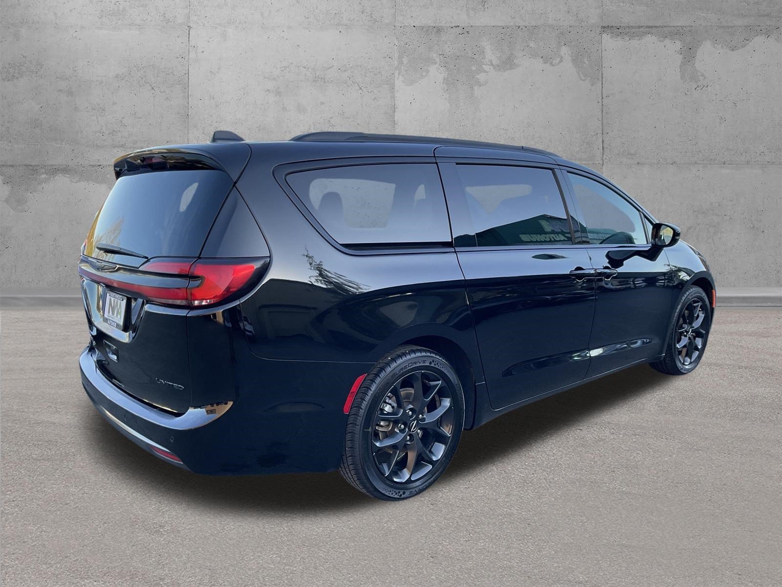 Used 2025 Chrysler Pacifica Limited FWD image 3