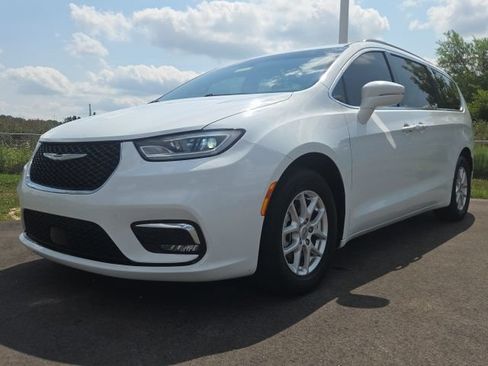 Used 2022 Chrysler Pacifica Touring-L FWD image 2