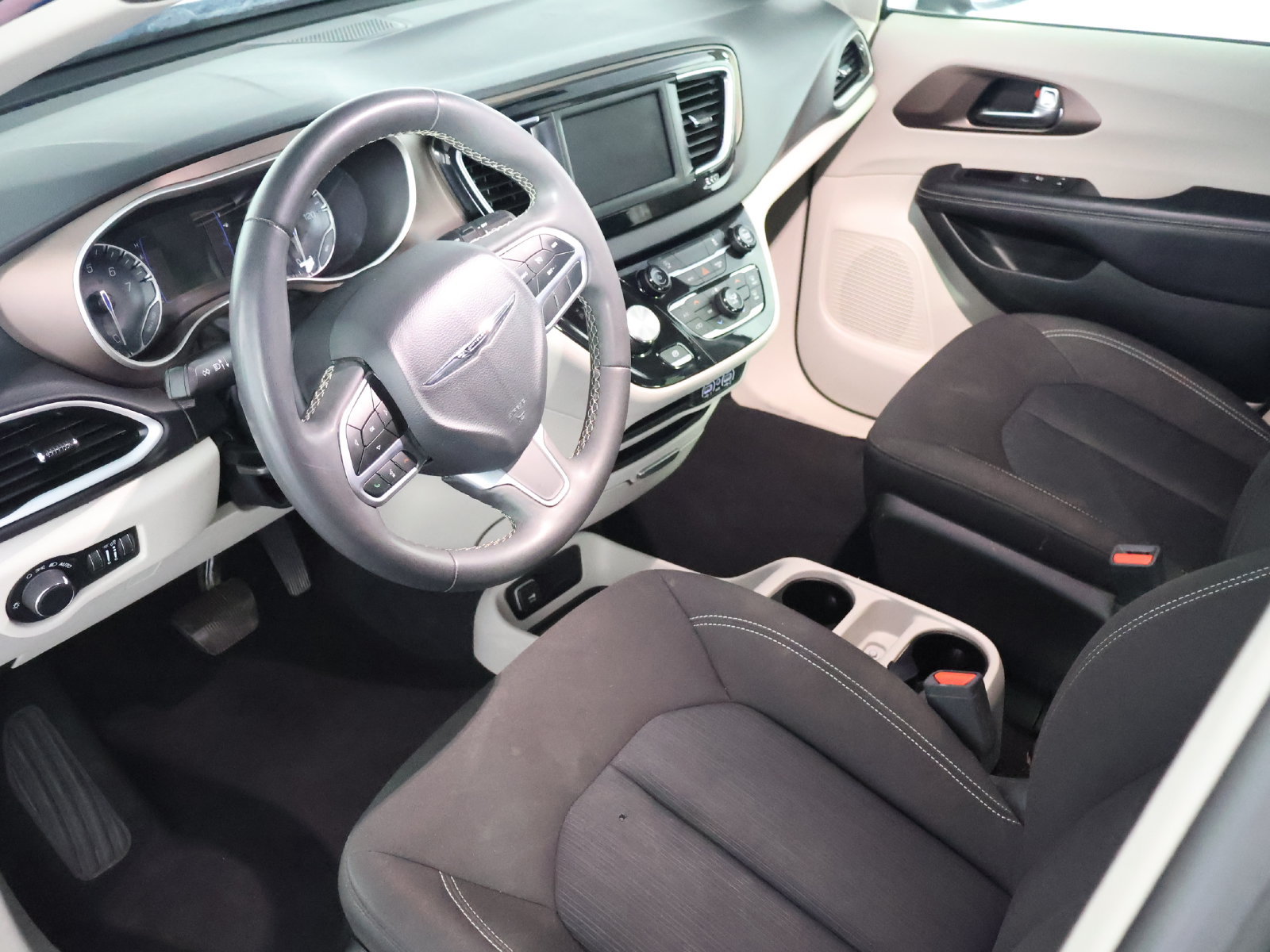Used 2023 Chrysler Voyager LX FWD image 22