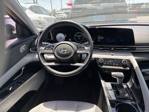 Used 2025 Hyundai Elantra Limited FWD image 11