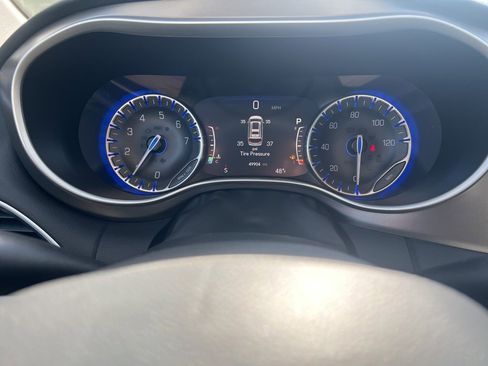 Used 2023 Chrysler Pacifica Touring-L image 26