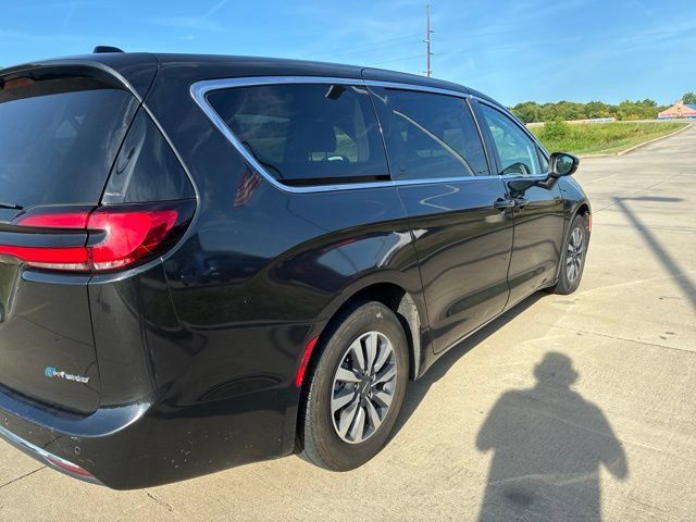 Used 2023 Chrysler Pacifica Touring-L FWD image 3