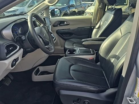 Used 2024 Chrysler Pacifica Touring-L image 13
