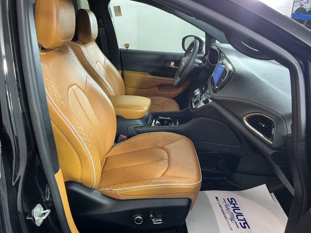 Used 2023 Chrysler Pacifica Pinnacle FWD image 5