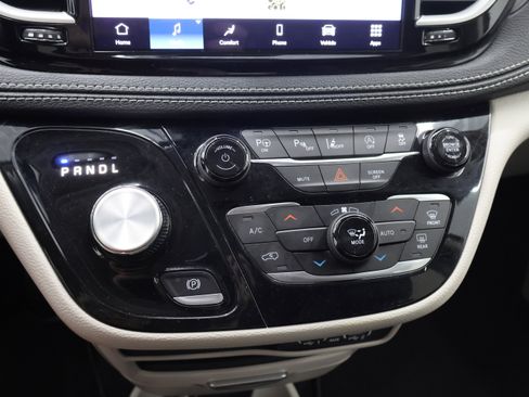 Used 2023 Chrysler Pacifica Touring-L AWD/4WD image 49