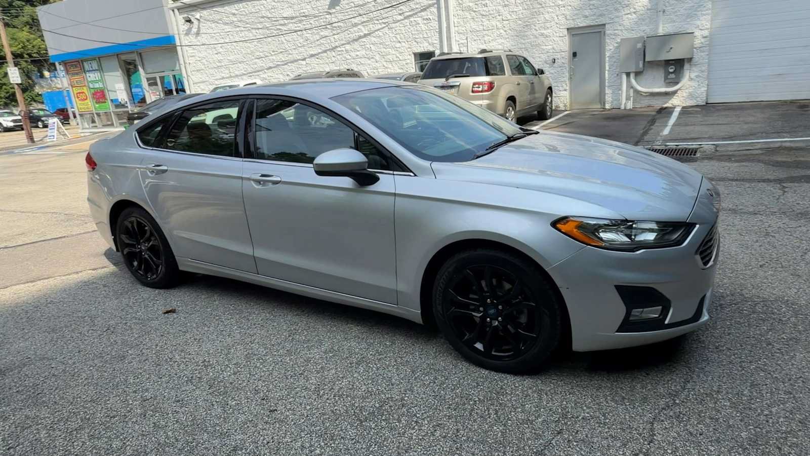 Used 2019 Ford Fusion SE w/ Equipment Group 151A FWD image 2