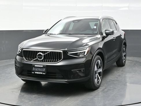Used 2023 Volvo XC40 B5 Plus w/ Driver Assist Package AWD/4WD image 2