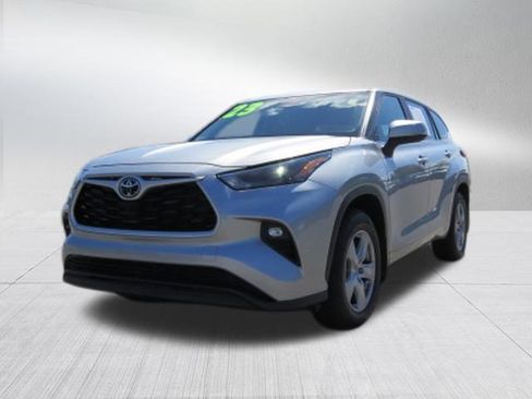 Used 2023 Toyota Highlander LE image 6