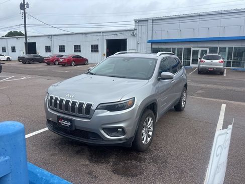 Used 2021 Jeep Cherokee Latitude Lux w/ Sun & Sound Group AWD/4WD image 3