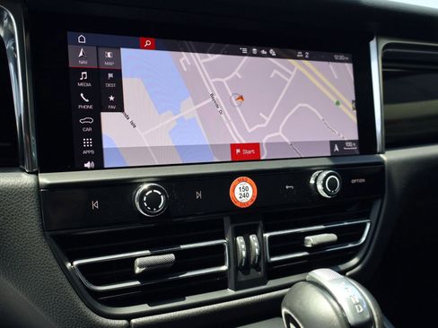 Certified 2025 Porsche Macan AWD/4WD image 18