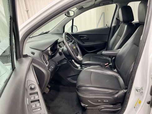 Used 2020 Chevrolet Trax LT w/ LT Convenience Package AWD/4WD image 19