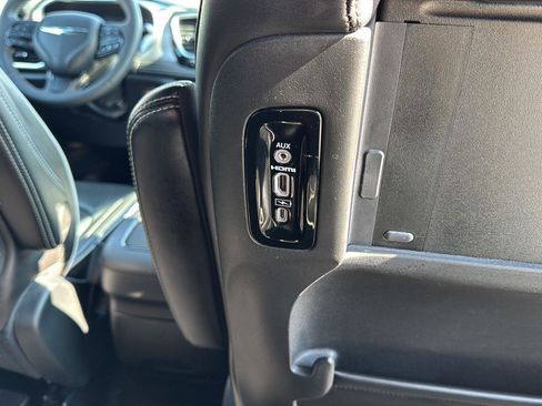 Used 2024 Chrysler Pacifica Limited w/ Uconnect Theater Family Group image 24
